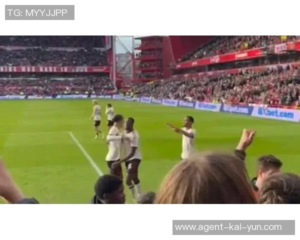 明星足球队激战赛场群星闪耀激情四溢引发球迷热烈追捧 明星足球队激战赛场群星闪耀激情四溢引发球迷热烈追捧