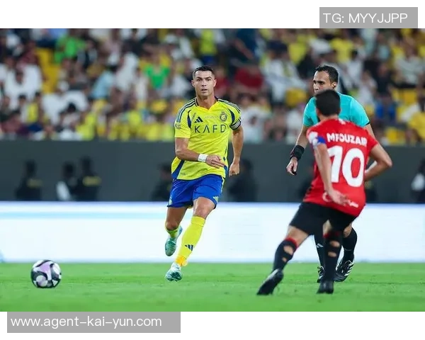 足球运动员的梦想与奋斗：在绿茵场上追逐荣耀与激情的故事